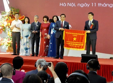 Trường đại học Ngoại thương đón nhận Cờ thi đua của Chính phủ.