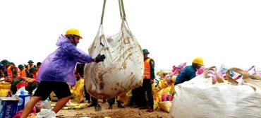 Cán bộ, nhân dân và các lực lượng vũ trang đang hỗ trợ chính quyền đắp đê gia cường bảo vệ bờ biển xã Phú Thuận sáng 11/10/2022.