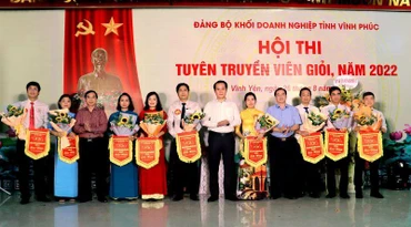 Phó Bí thư Thường trực Tỉnh ủy Phạm Hoàng Anh tặng hoa cho các thí sinh.