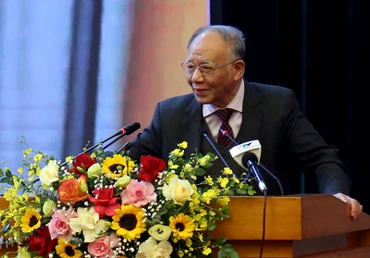 Giáo sư, Tiến sĩ Hoàng Chí Bảo truyền đạt những nội dung trọng tâm, cốt lõi của chuyên đề.