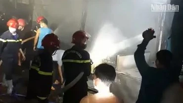 Các lực lượng nỗ lực dập lửa.