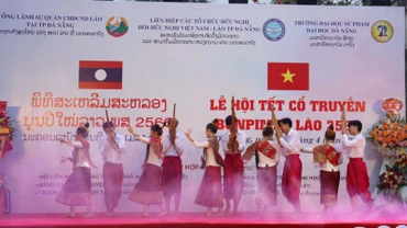 Biểu diễn các tiết mục văn nghệ Lào.