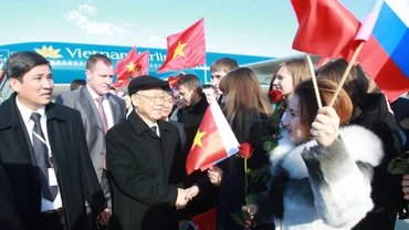 Thị trưởng thành phố Sochi Anatoliy Pakhomov và một số quan chức thành phố cùng Chủ tịch Hội Người Việt và đại diện cộng đồng người Việt Nam đón Tổng Bí thư Nguyễn Phú Trọng tại sân bay Adler, thành phố Sochi, Liên bang Nga. (Ảnh: TTXVN) 