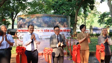 Các đại biểu cắt băng khai mạc Triển lãm. (Ảnh: HÀ NAM) 