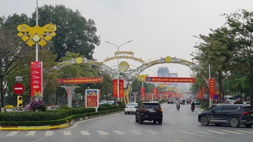Các tuyến phố trung tâm thành phố Vĩnh Yên được trang hoàng lộng lẫy