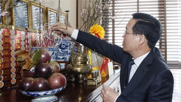 Chủ tịch nước Võ Văn Thưởng dâng hương tưởng niệm đồng chí Trường Chinh. Ảnh: TTXVN