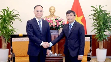 Thứ trưởng Thường trực Ngoại giao Nguyễn Minh Vũ hội đàm với Trợ lý Bộ trưởng Ngoại giao Trung Quốc Nông Dung ngày 27/9/2023. (Ảnh: baoquocte.vn)