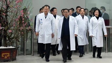 [Ảnh] Thủ tướng Phạm Minh Chính thăm, chúc Tết, động viên cán bộ, bác sĩ và bệnh nhân các bệnh viện tại Hà Nội