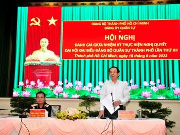 Đồng chí Nguyễn Văn Nên, Ủy viên Bộ Chính trị, Bí thư Thành ủy, Bí thư Đảng ủy Quân sự Thành phố Hồ Chí Minh phát biểu tại hội nghị.