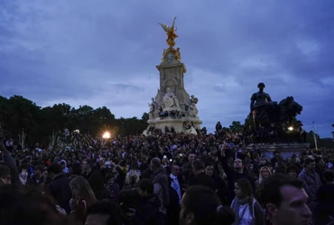 Khung cảnh bên ngoài Cung điện Buckingham sau khi Nữ hoàng băng hà. (Ảnh: Reuters)