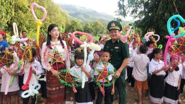 Các cháu cùng nhận quà Trung thu.