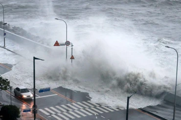 Sóng lớn tràn vào đường ven biển tại thành phố Busan, Hàn Quốc, ngày 6/9/2022. (Ảnh: Yonhap)