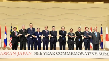 Các nhà lãnh đạo Nhật Bản và ASEAN chụp ảnh chung trước giờ khai mạc Hội nghị Cấp cao Kỷ niệm 50 năm quan hệ ASEAN-Nhật Bản.
