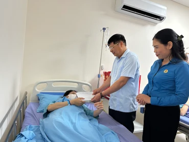 Lãnh đạo tổ chức Công đoàn thăm hỏi công nhân bị ngộ độc thực phẩm.