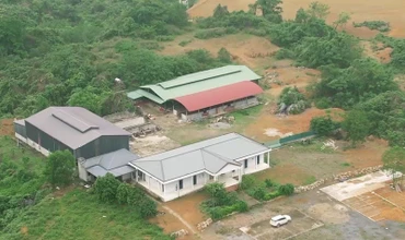 Khu nhà trụ sở và chăn nuôi được Công ty cổ phần đầu tư và phát triển bò Mông Việt Nam đầu tư tại huyện Chợ Mới. (Ảnh: TUẤN SƠN)