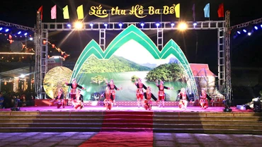 Một tiết mục văn nghệ đặc sắc tại lễ khai mạc. (Ảnh: TUẤN SƠN)