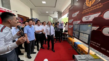 Lãnh đạo tỉnh Bắc Kạn thăm các gian hàng giới thiệu công nghệ số. (Ảnh: TUẤN SƠN)