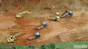 Công trường thi công dự án đường du lịch đi hồ Ba Bể. 
