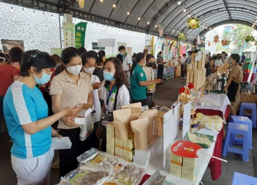 Người tiêu dùng đến tham quan và mua sắm tại lễ hội “Nông sản đặc sản vùng miền 2023”.