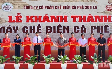 Chủ tịch Quốc hội Vương Đình Huệ cùng các đại biểu thực hiện nghi thức khánh thành Nhà máy chế biến cà-phê Sơn La. (Ảnh: Duy Linh)