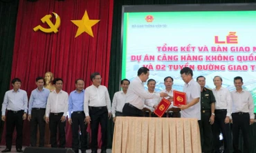 Đại diện Ủy ban nhân dân tỉnh Đồng Nai và Cảng hàng không miền Nam ký kết biên bản bàn giao đất thực hiện dự án sân bay Long Thành.