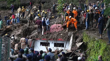 Lực lượng cứu nạn tìm kiếm nạn nhân của vụ sạt lở đất tại bang Himachal Pradesh, Ấn Độ, ngày 14/8/2023. (Ảnh: AP)
