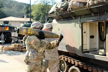 Binh sỹ Mỹ vận chuyển vũ khí. (Ảnh minh họa: AFP/TTXVN)