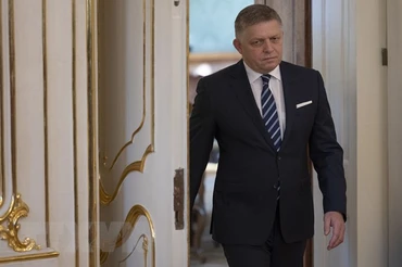 Tân Thủ tướng Slovakia Robert Fico (trái) tại lễ bổ nhiệm ở Bratislava, Slovakia, ngày 25/10/2023. (Ảnh: AFP/TTXVN)
