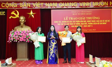 Bí thư Tỉnh ủy Hoàng Thị Thúy Lan trao giải A cho các tác giả.