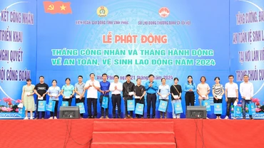 Lãnh đạo tỉnh Vĩnh Phúc tặng quà cho công nhân bị tai nạn lao động.