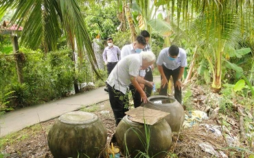 Trung tâm Kiểm soát bệnh tật tỉnh Tiền Giang kiểm tra các dụng cụ chứa nước ở tại Phú Nhuận, huyện Cai Lậy.