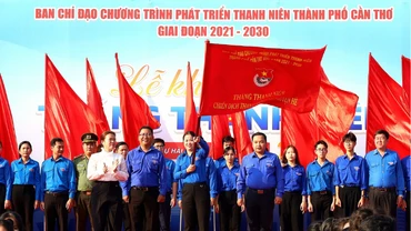 Ban chỉ đạo Tháng Thanh Niên 2025 Thành đoàn Cần Thơ phất cờ khởi động chương trình.