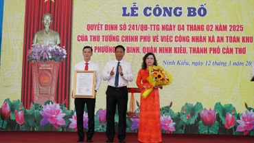 Lãnh đạo thành phố trao quyết định cho lãnh đạo phường An Bình. (Ảnh: ANH DŨNG)