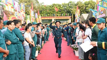 Không khí phấn khởi của các tân binh ngày nhập ngũ.