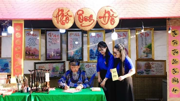 Nhiều bạn trẻ đến xin chữ đầu năm.