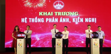 Các đại biểu đã nhấn nút khai trương ứng dụng Phản ánh, kiến nghị.