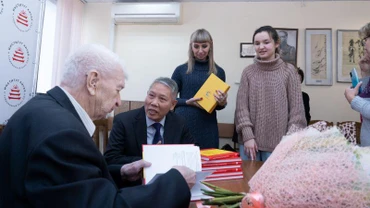 Tác giả Kobelev ký sách tặng độc giả. (Ảnh: Thanh Thể)