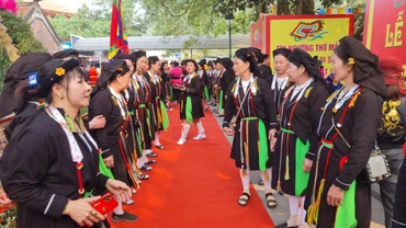 Bà con dân tộc Sán Dìu dự lễ hội Tây Thiên.