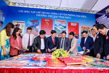 Các đại biểu thăm quan gian trưng bày báo Xuân của các cơ quan báo chí thường trú trên địa bàn tỉnh.
