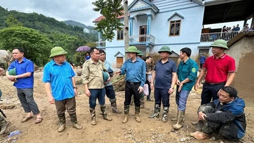 Lãnh đạo tỉnh Bắc Kạn chỉ đạo triển khai công tác hỗ trợ khắc phục hậu quả lũ quét tại xã Đồng Phúc, huyện Ba Bể. (Ảnh: HƯƠNG DỊU)