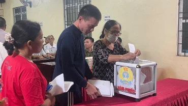 Cử tri huyện Chợ Đồn bỏ phiếu ý kiến đóng góp về đề án sắp xếp, sáp nhập, đổi tên thôn, tổ dân phố năm 2024. (Ảnh: NÔNG ĐUỔNG)