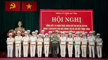 Lãnh đạo Công an tỉnh Bắc Kạn trao giấy khen cho các tập thể, cá nhân có thành tích xuất sắc. (Ảnh: THÙY DƯƠNG)