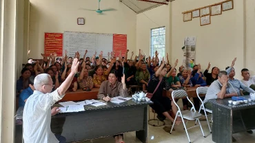 Cử tri xã Yên Phong, huyện Chợ Đồn, biểu quyết nhất trí cao với dự thảo hai đề án. (Ảnh: NÔNG VUI)