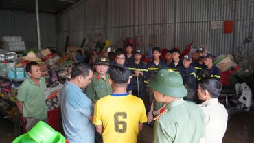 Lãnh đạo Công an tỉnh Bắc Kạn chỉ đạo triển khai công tác hỗ trợ nhân dân xã Đồng Phúc, huyện Ba Bể khắc phục hậu quả lũ quét. (Ảnh: THÙY DƯƠNG).
