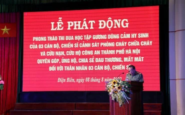 Đại tá Lò Văn Khụt, Phó Giám đốc Công an tỉnh Điện Biên phát động phong trào thi đua học tập gương anh dũng hy sinh của 3 cán bộ, chiến sĩ.