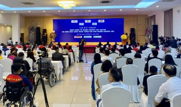 Toàn cảnh Chương trình chào mừng Ngày Quốc tế về người khuyết tật và Diễn đàn Lắng nghe tiếng nói người khuyết tật.