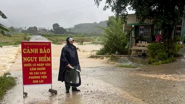 Lực lượng chức năng chốt chặn tại điểm ngập úng xã Tân Long, huyện Yên Sơn, không cho phương tiện đi qua khi nước lũ lên cao. 