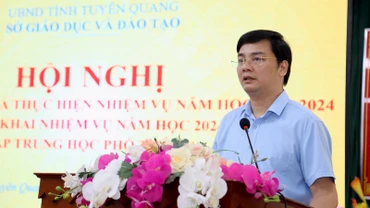 Đồng chí Vũ Đình Hưng, Giám đốc Sở Giáo dục và Đào tạo tỉnh Tuyên Quang phát biểu tại hội nghị.