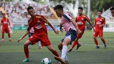 Một pha tranh chấp bóng giữa hai đội.