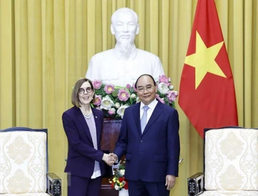 Chủ tịch nước Nguyễn Xuân Phúc tiếp Thống đốc bang Oregon. (Ảnh: Thống Nhất/TTXVN)